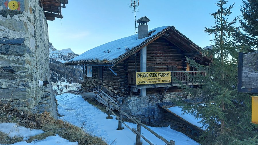 File:Rifugio Guide Frachey.jpg