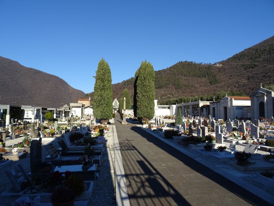 File:Cimitero di Pove del Grappa 02.jpg