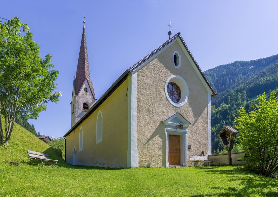 File:St. Nikolaus in Petschied Kirche Fassade Lüsen Südtirol.jpg