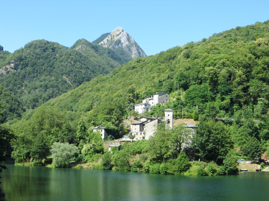 File:Lago e borgo Isola Santa Lucca.jpg
