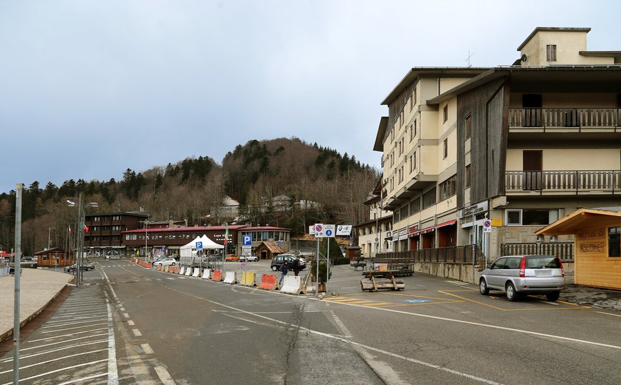 File:Abetone, piazza centrale.jpg