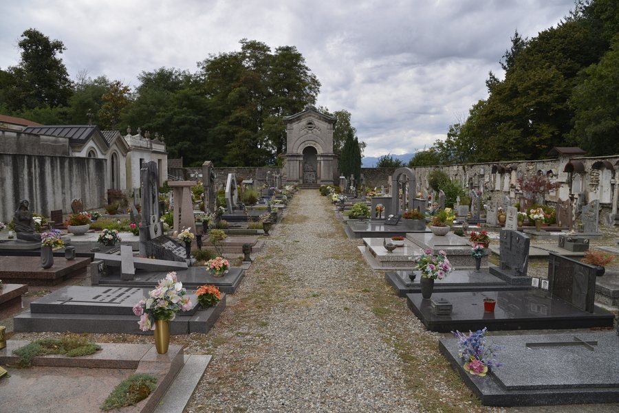 File:Cemetery in Brezzo di Bedero 01.jpg