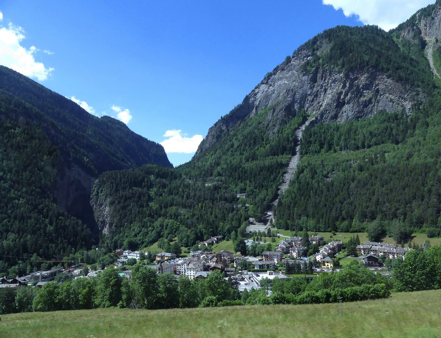 File:Pré-Saint-Didier et vallon du Col du Petit-St-Bernard (juin 2023).JPG
