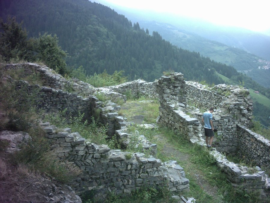 File:Castello di Lozio 1.jpg