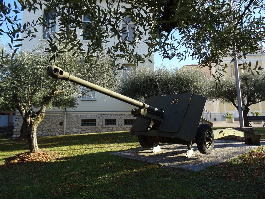 File:Romano d'Ezzelino - Monumento ai caduti - Artiglieria.jpg