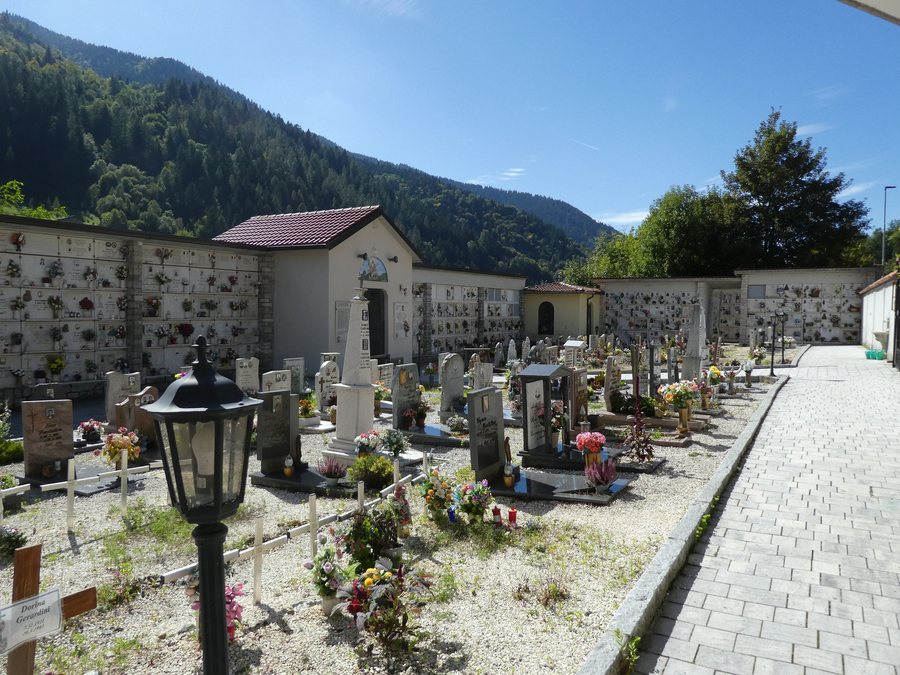 File:Cimitero di San Colombano 01.jpg