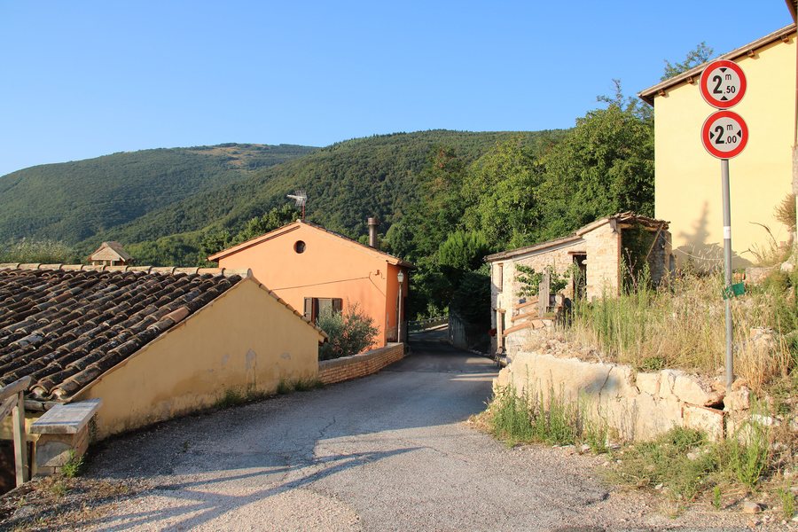 File:Cammino Francescano della Marca, Caldarola, Castiglione di Croce 02.jpg
