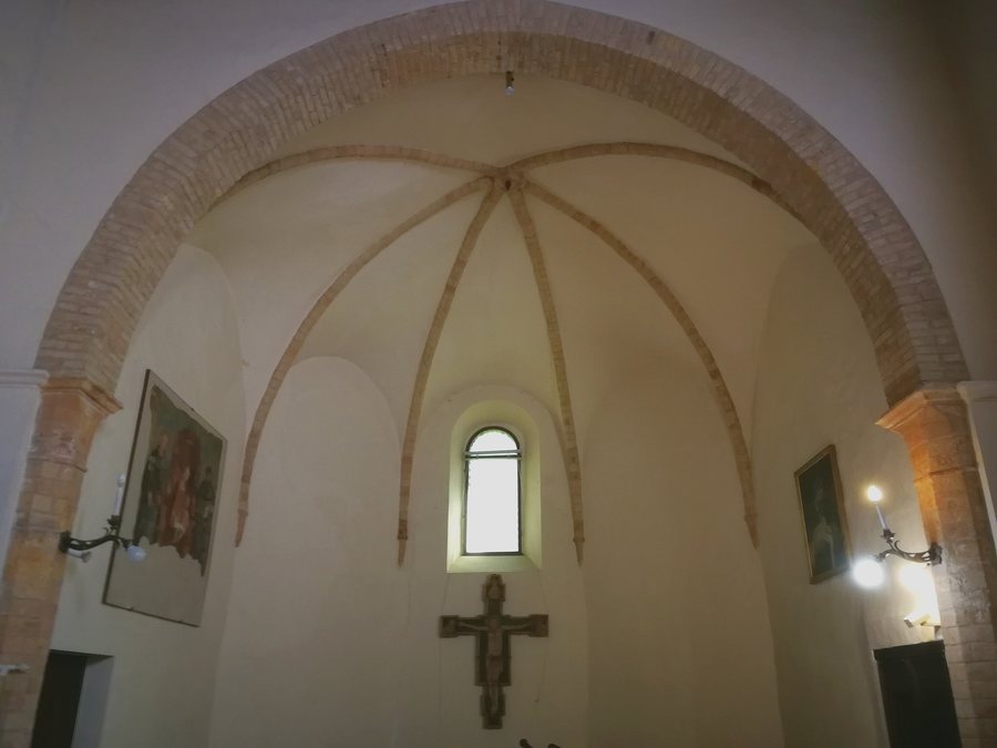 File:Piobbico, Santa Maria in Val d'Abisso, abside.jpg