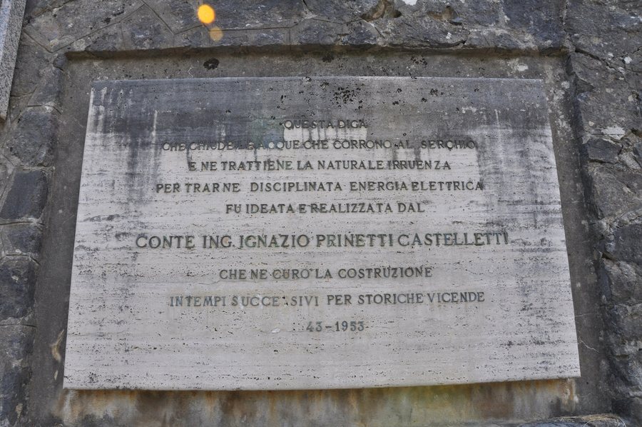 File:Vagli Sotto dam - commemorative plaque.jpg
