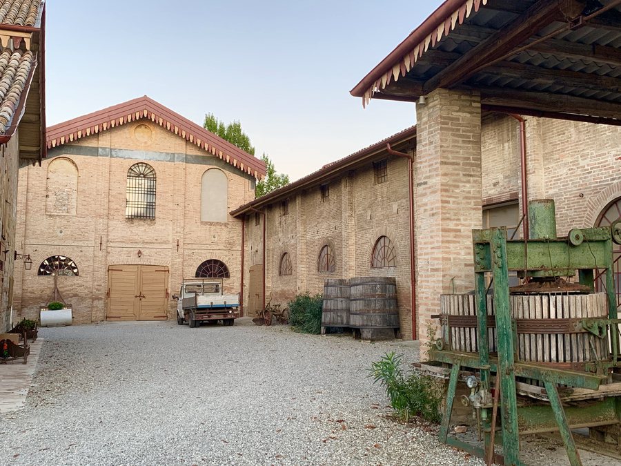 File:Agriturismo Cavazzone, Viano, Italy 01.jpg