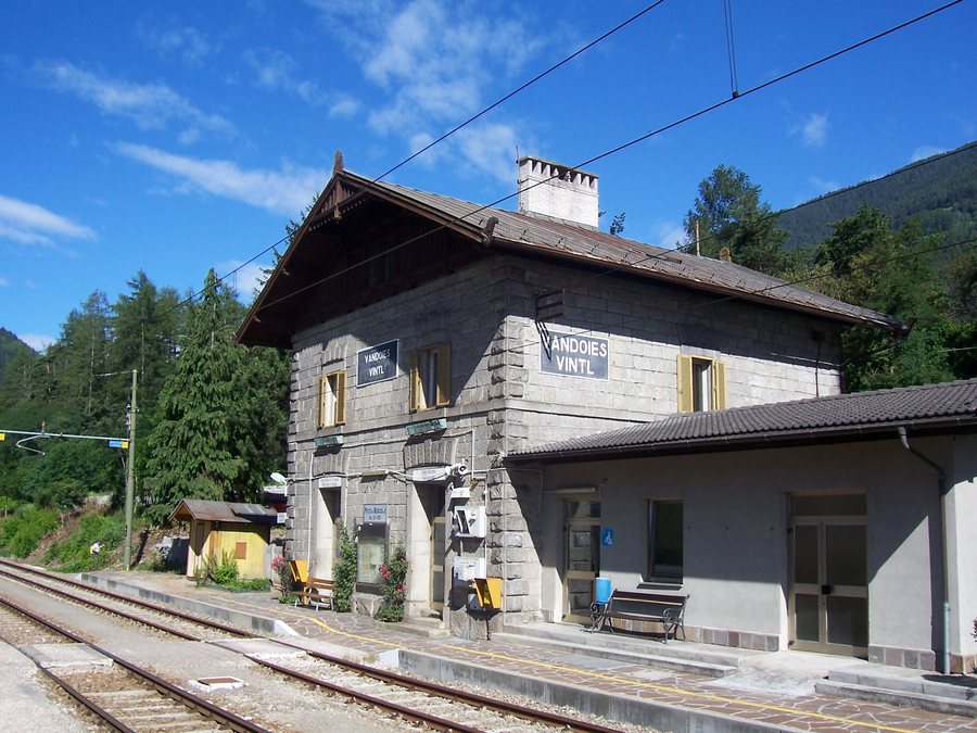 File:Stazione di Vandoies.jpg