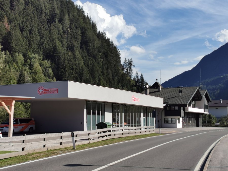 File:ITA — Region Trentino-Südtirol — Autonome Provinz Bozen–Südtirol — Bezirksgemeinschaft Pustertal — Luttach Lutago — Ahrner Str., 58a (Landesrettungsverein Weißes Kreuz, Sektion Ahrntal) 2021.jpg