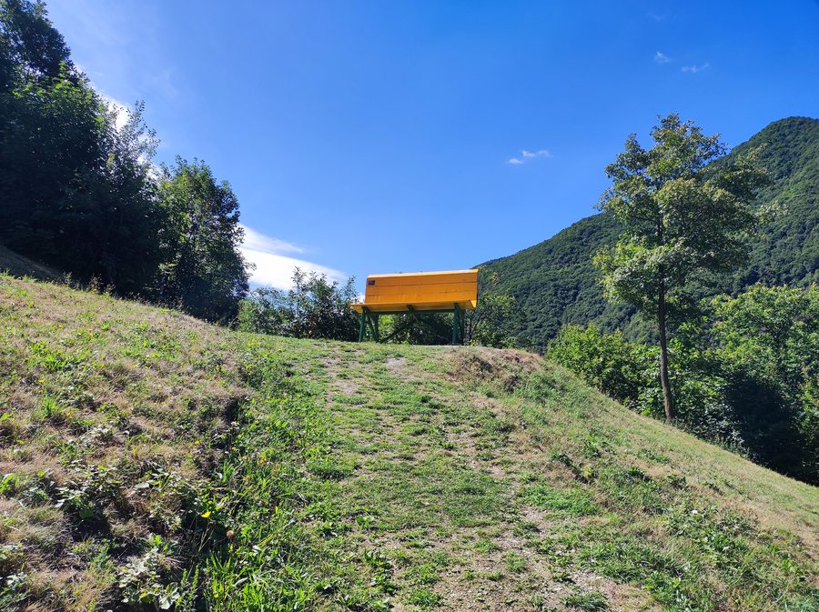 File:Big bench, Limone Piemonte 01.jpg