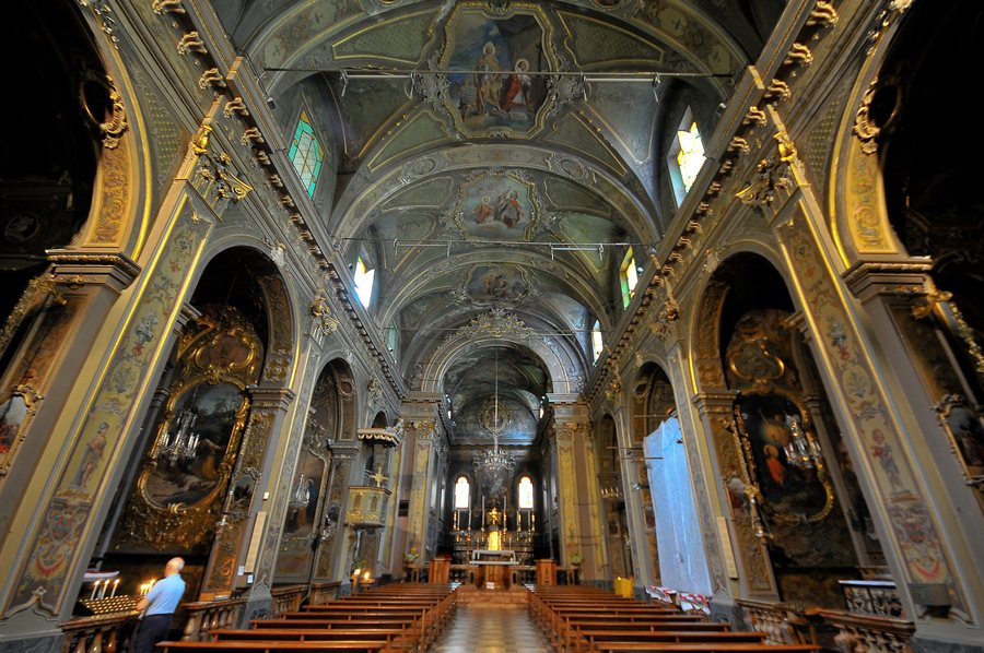 File:Belgirate, Italy (6731463587).jpg
