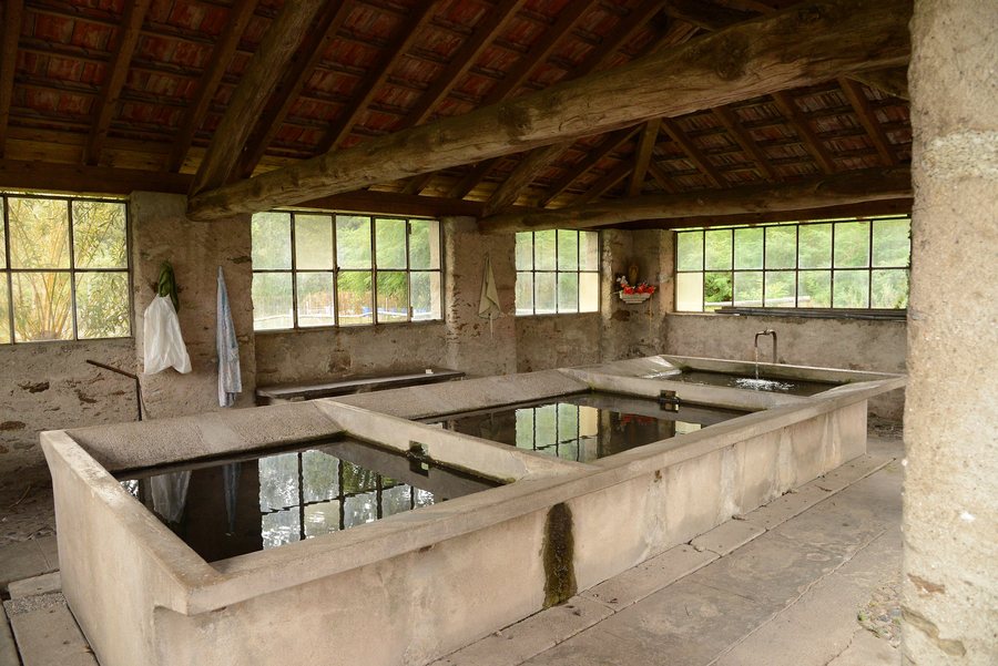 File:Cambiasca lavatoio 02.jpg