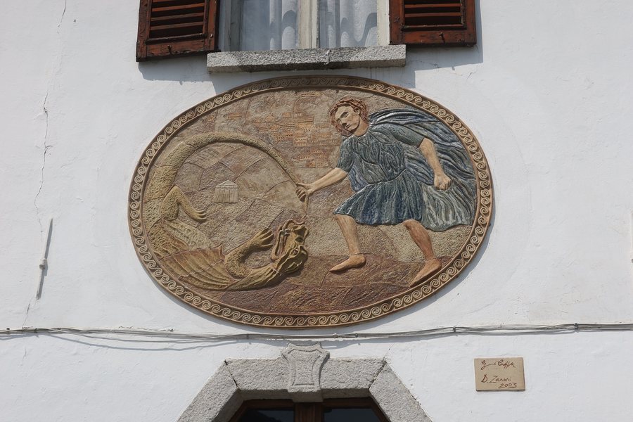File:Casale Corte Cerro Altorilievo.jpg