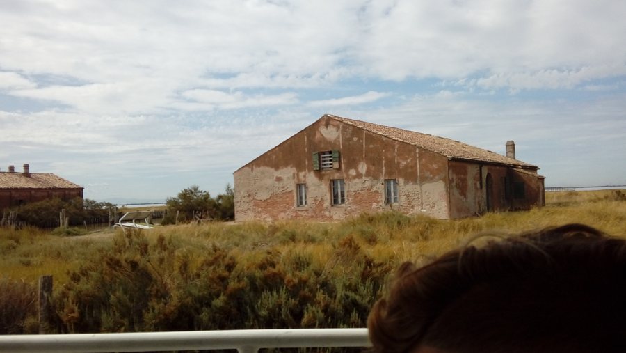 File:Casone nella valle di Comacchio.jpg