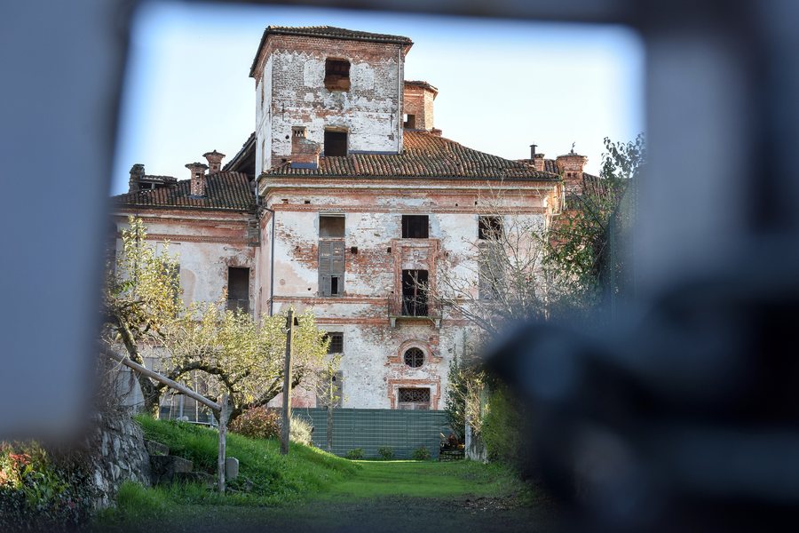 File:Castello di Beinette, Italia.jpg