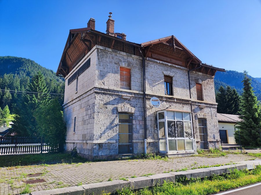 File:Former train station Camporosso in Valcanale 01.jpg