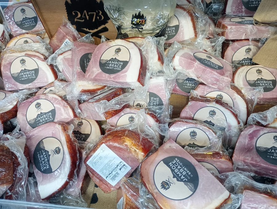 File:Jambon alla brace di Saint-Oyen Foire de Sait Ours 01.png