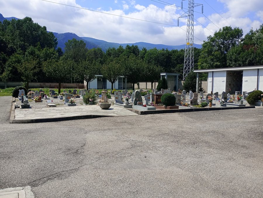 File:Cemetery of Caprie.jpg