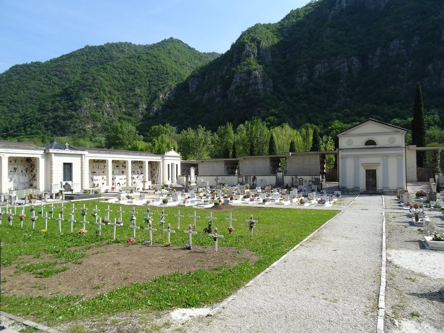 File:Cimitero di Valstagna 02.jpg
