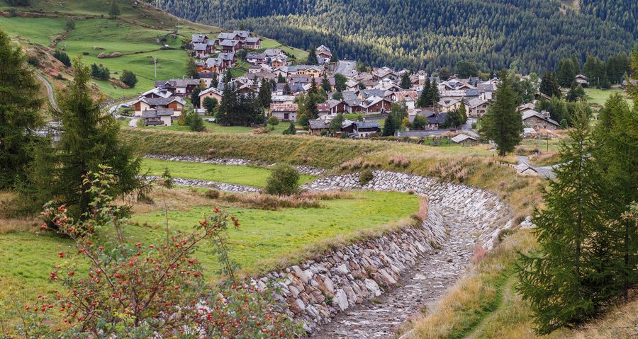 File:Bergtocht van Gimillan (1805m.) naar Colle Tsa Sètse in Cogne Valley (Italië). Zicht op Gimillan (1805m.).jpg