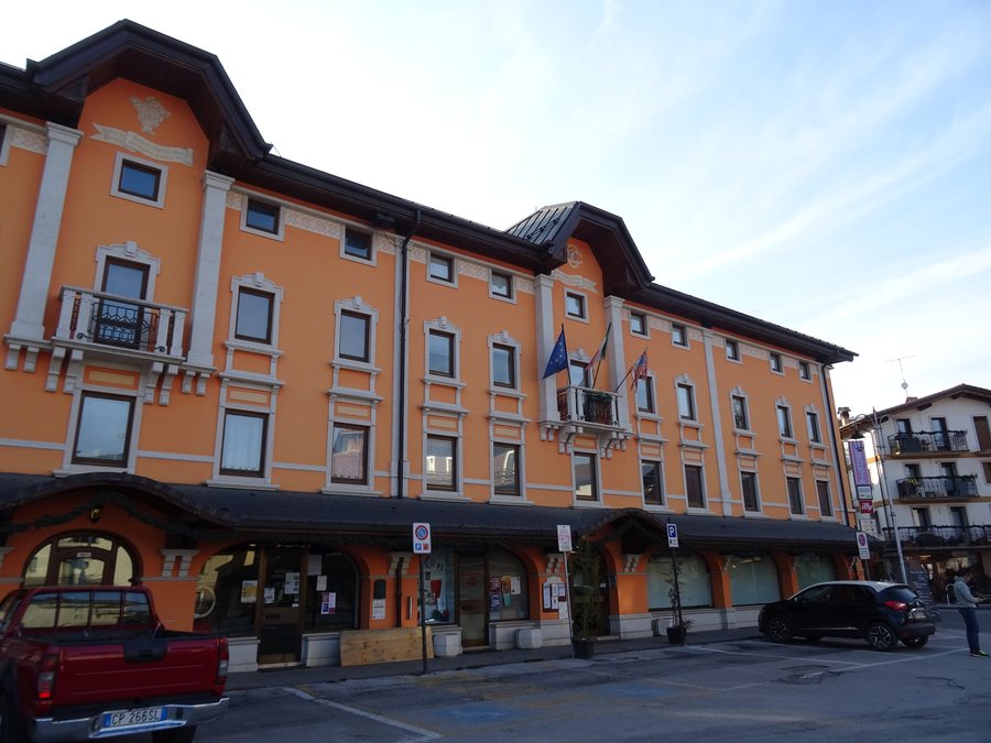 File:Roana - Edificio cassa rurale.jpg