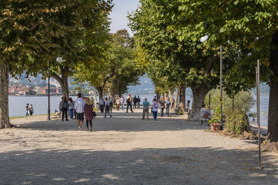 File:Lago Maggiore Isola Superiore alley.jpg