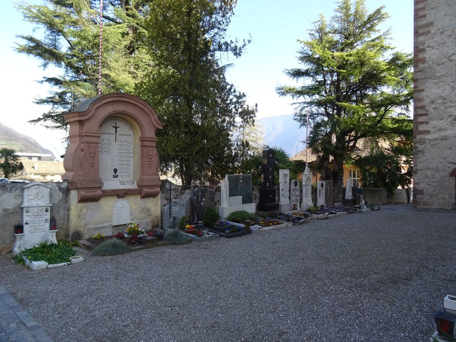 File:Cimitero di Nalles 01.jpg