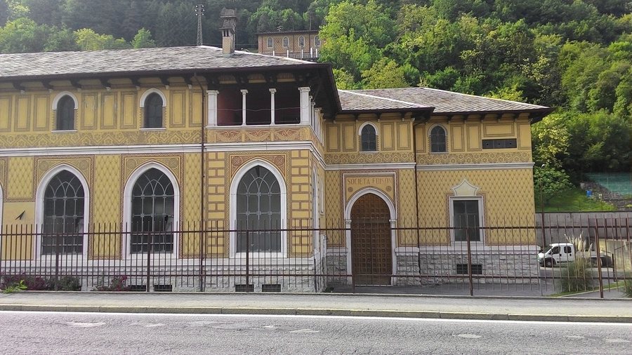File:Zogno - Centrale elettrica 02.jpg