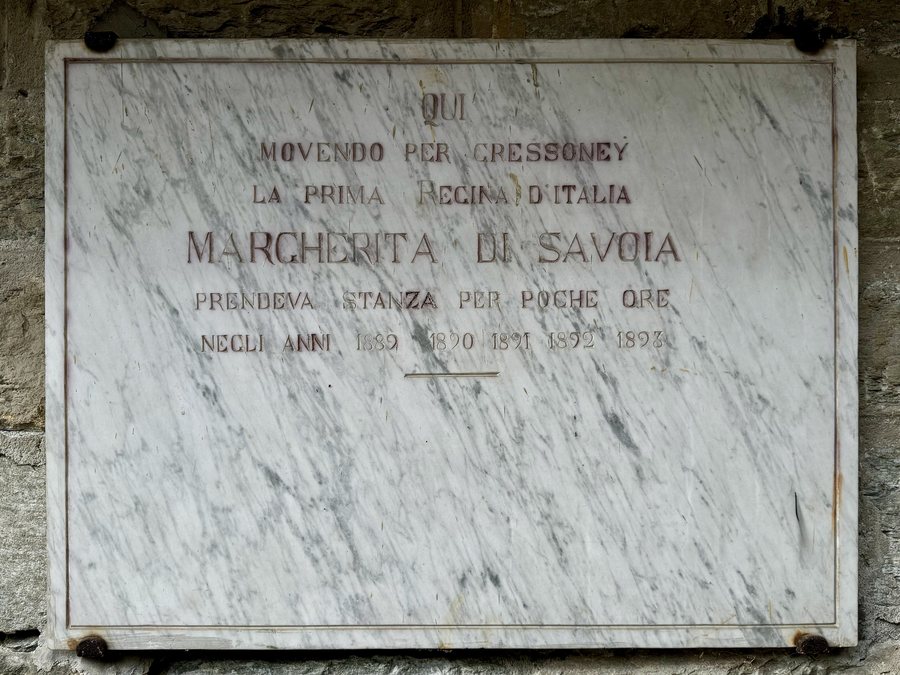 File:Gedenktafel für Königin Margherita von Italien am Hotel Posta in Issime, Aostatal, Italien.jpg