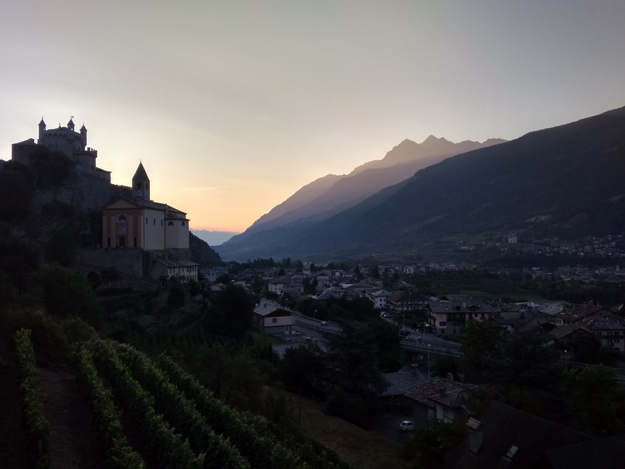 File:Castello di Saint-Pierre all'alba.jpg